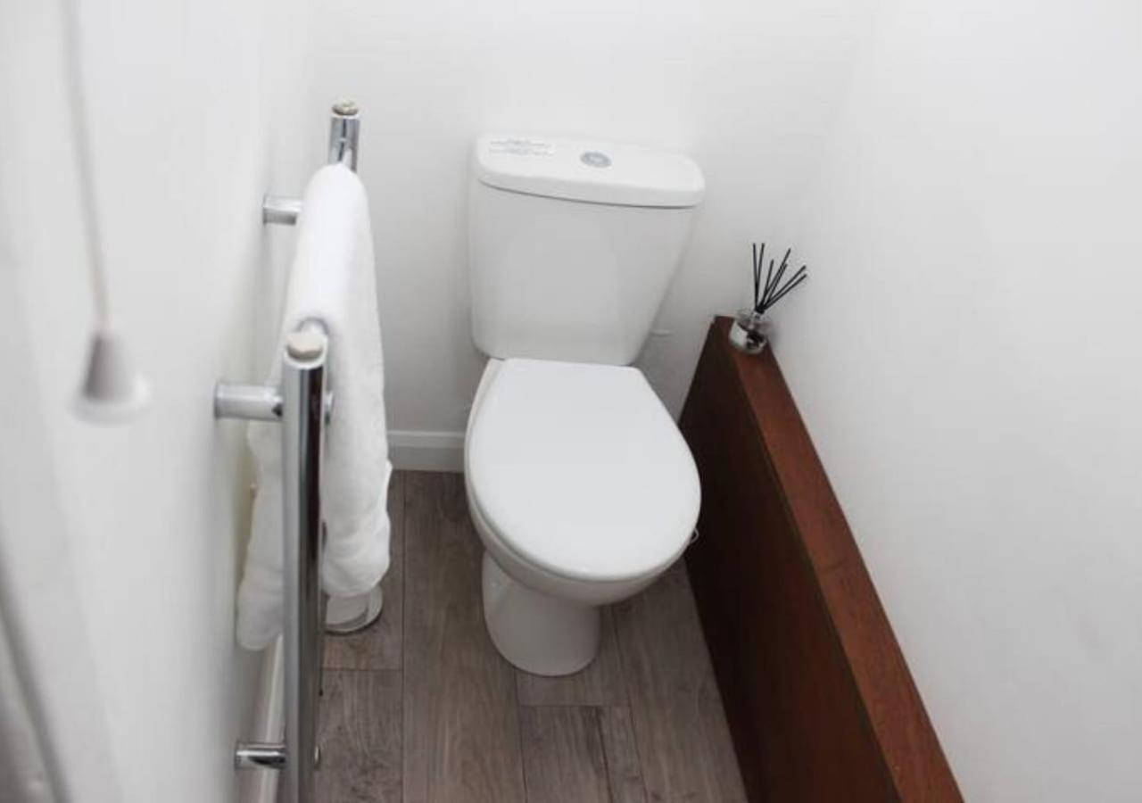 Villa Newly Refurbished 3 Bed 2.5 Bath House In Staines Exterior foto