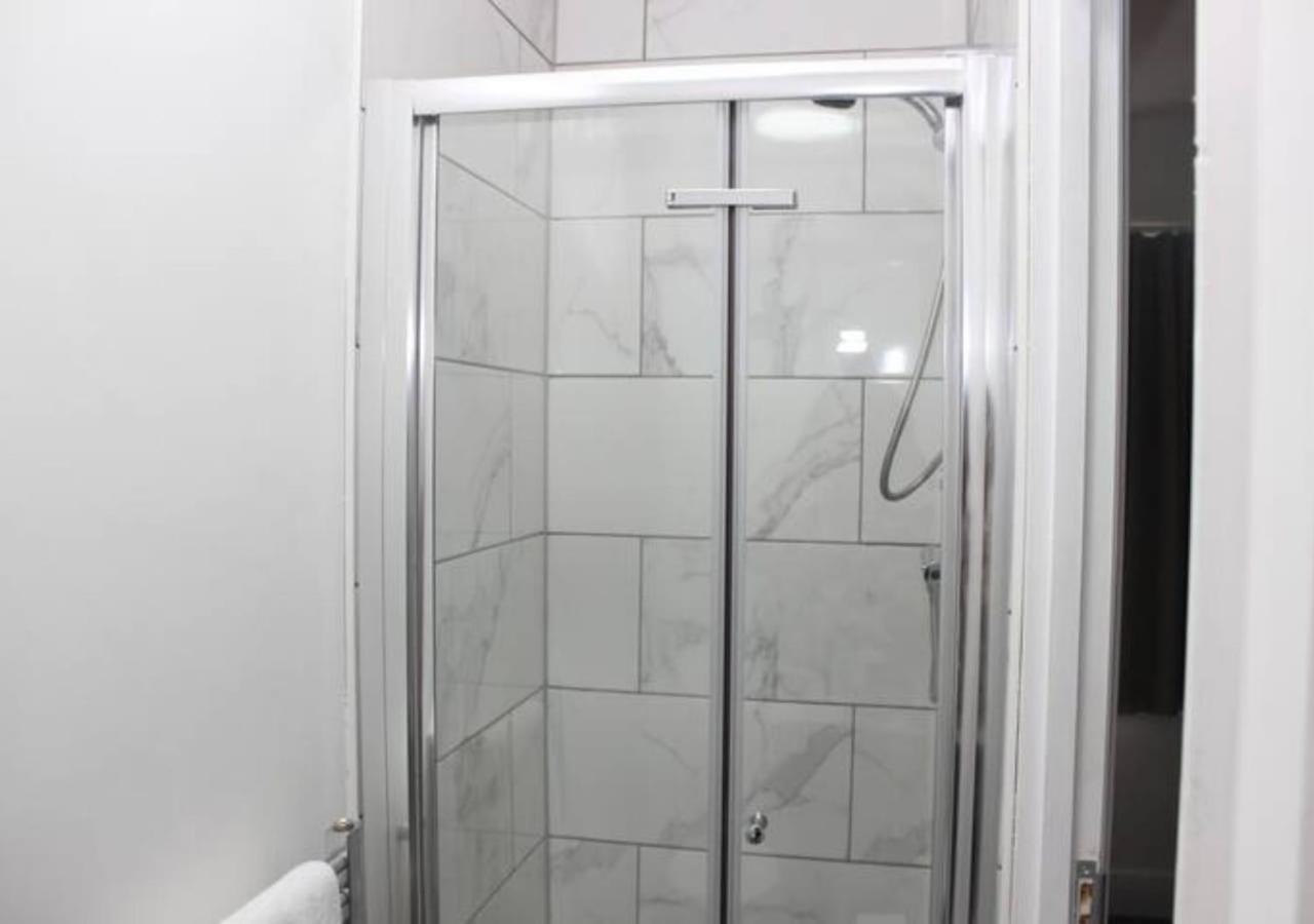 Villa Newly Refurbished 3 Bed 2.5 Bath House In Staines Exterior foto
