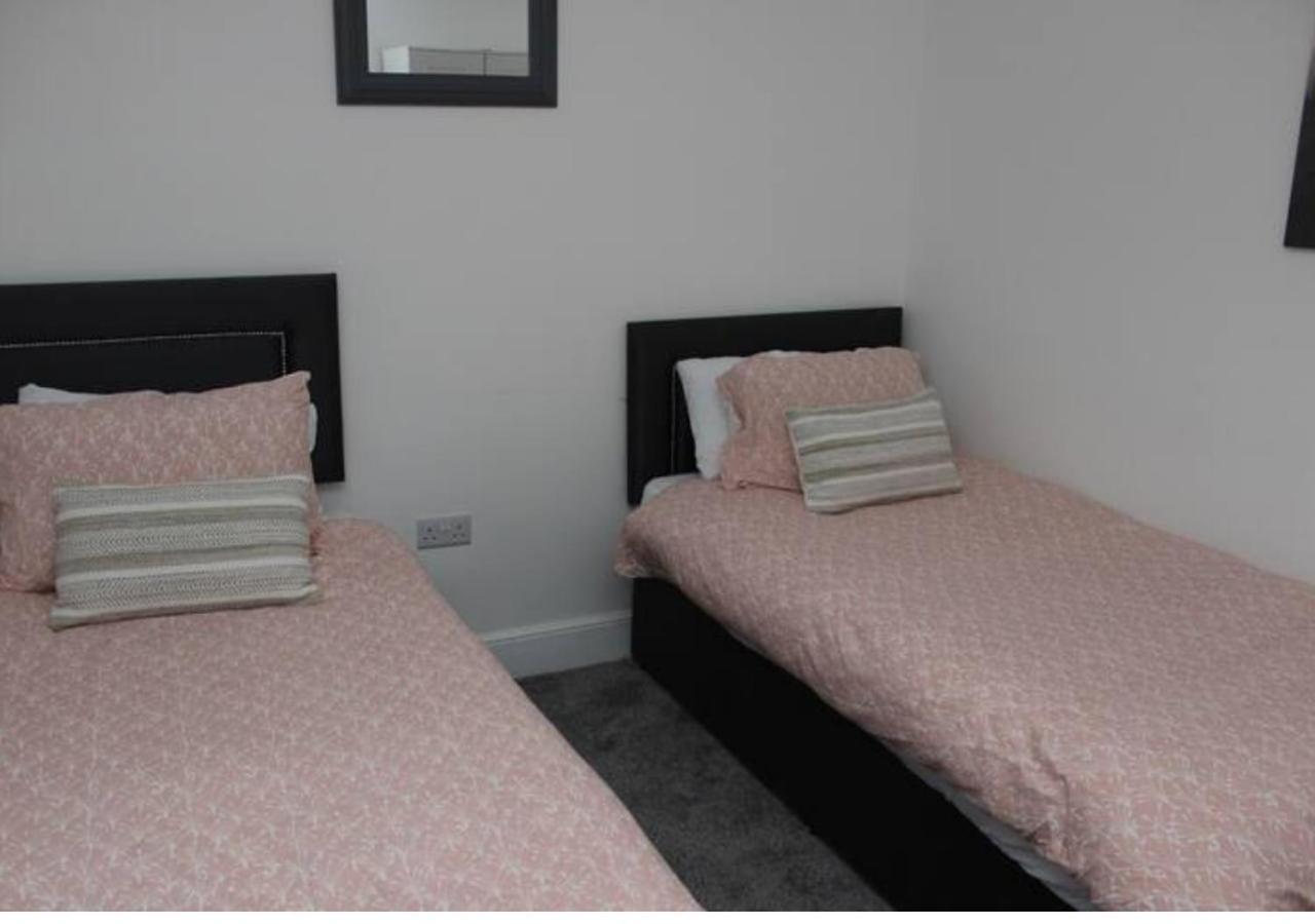 Villa Newly Refurbished 3 Bed 2.5 Bath House In Staines Exterior foto