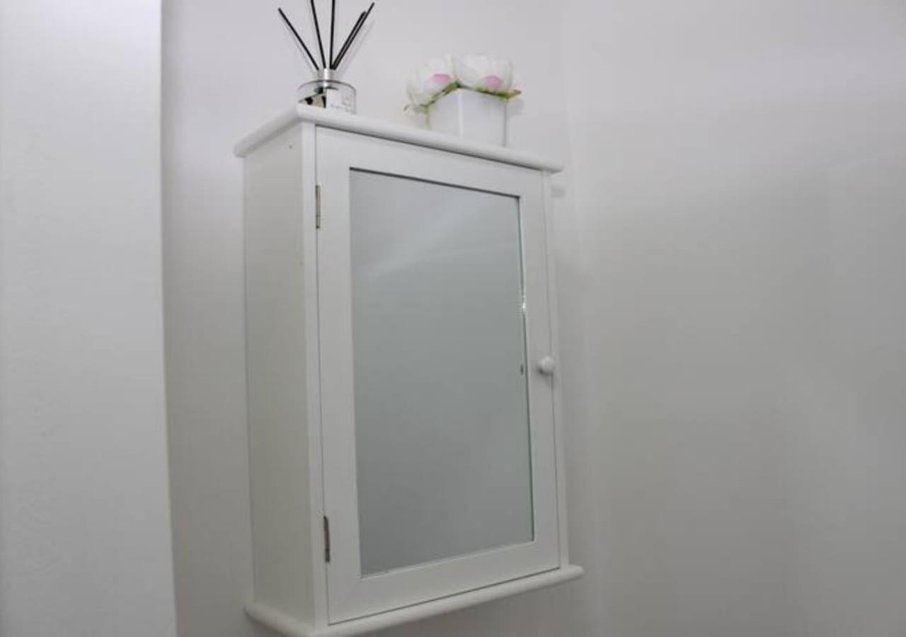 Villa Newly Refurbished 3 Bed 2.5 Bath House In Staines Exterior foto