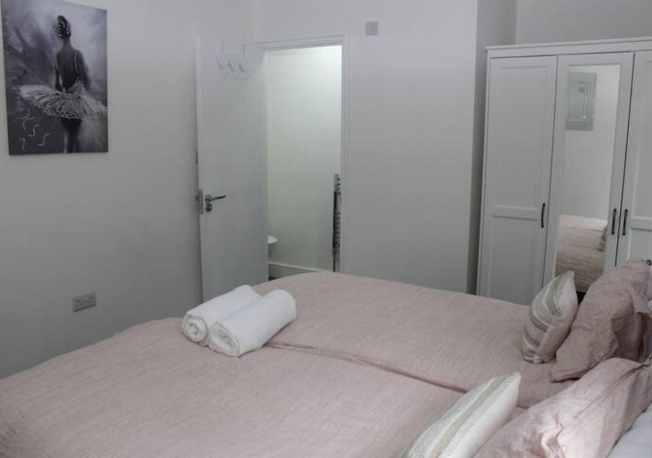 Villa Newly Refurbished 3 Bed 2.5 Bath House In Staines Exterior foto